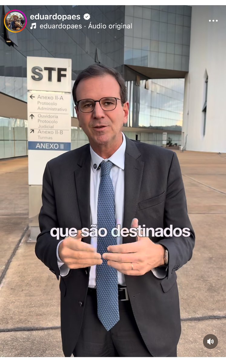 cegadede's tweet photo. O Dudu Paes foi além da gravata musical (a que toca o órgão) e lançou a gravata cordilheira dos andes (a que passa do Peru) https://t.co/loM5Ysyfp6