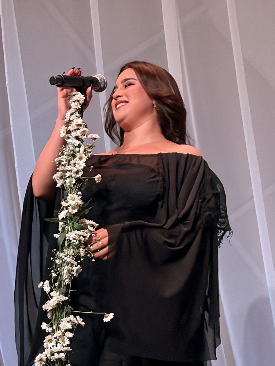 LMJUpdates's tweet photo. #PHOTO | Lauren on stage tonight (via @zaralrs) https://t.co/hD0GQHFd8j