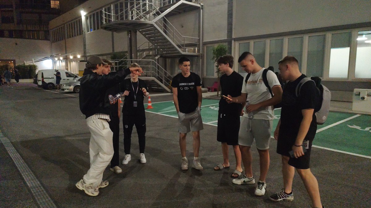 AskanHydra's tweet photo. Gerade leider im Viertelfinale von @letsRETAKE rausgeflogen gegen @GenOneEsports , scheiß Turnier von mir aber wenigstens HNL und Playoffs gewesen dank team.
Jetzt noch morgen bisslen Lissabon erkunden und dann wieder nach Hause 
GG's an alle die wir gespielt haben ❤️❤️ https://t.co/oFeom0rqRz