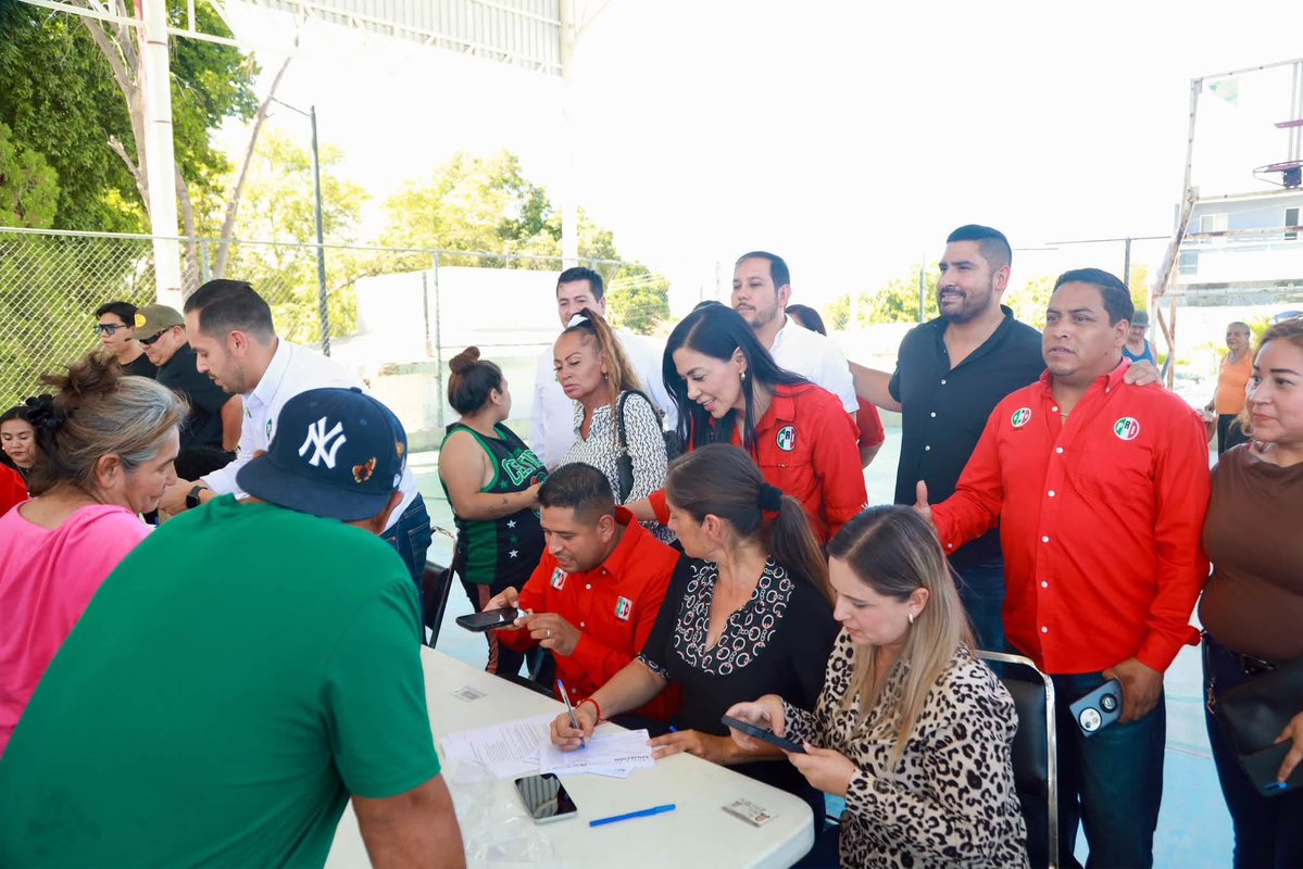 danisotto's tweet photo. Hoy tocó estar en Lerdo, acompañando esta Jornada Nacional de Afiliación a nuestro partido. ❤️💚

Qué gusto encontrarnos con nuestra gente, saludar a quienes todos los días hacen grande al PRI y seguir caminando juntos por #Durango.

¡Seguimos trabajando y sumando desde el territorio! 🙌🏻