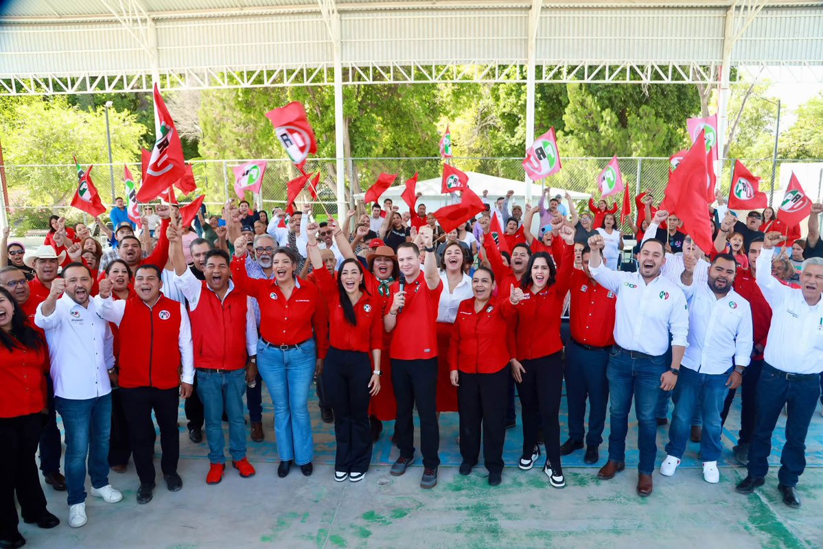 danisotto's tweet photo. Hoy tocó estar en Lerdo, acompañando esta Jornada Nacional de Afiliación a nuestro partido. ❤️💚

Qué gusto encontrarnos con nuestra gente, saludar a quienes todos los días hacen grande al PRI y seguir caminando juntos por #Durango.

¡Seguimos trabajando y sumando desde el territorio! 🙌🏻