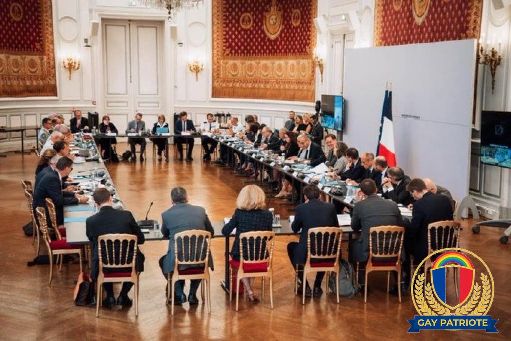 platiniumultra's tweet photo. Qu'est-ce qu'elle fait là ? 🤔

Brigitte Macron assise à une réunion sur la sécurité intérieure au Ministère de l'Intérieur.

Depuis quand la Première Dame non-élue participe aux conseils de sécurité nationale ?

On nous cache quoi ?

#BrigitteMacron #SécuritéIntérieure #MinistèreDeLIntérieur #Elysée #Macron #République #France #GayPatriote