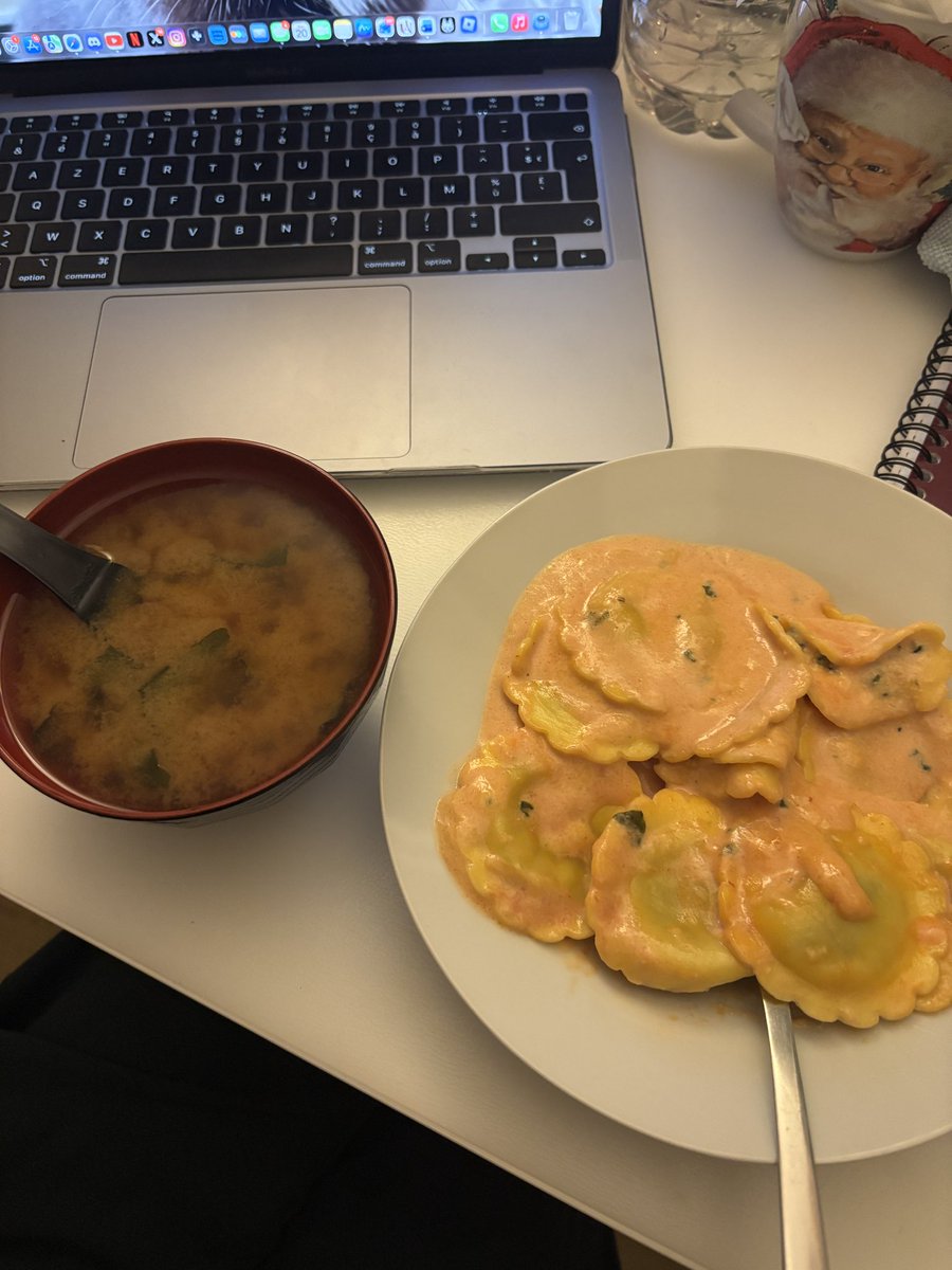 fireinthewaves's tweet photo. je mange des raviolis italien avec du kashkaval bulgare et une soupe miso japonsaise on a rarement vu tel mélange #mondialisation #metissage https://t.co/zgpwbm0gNC