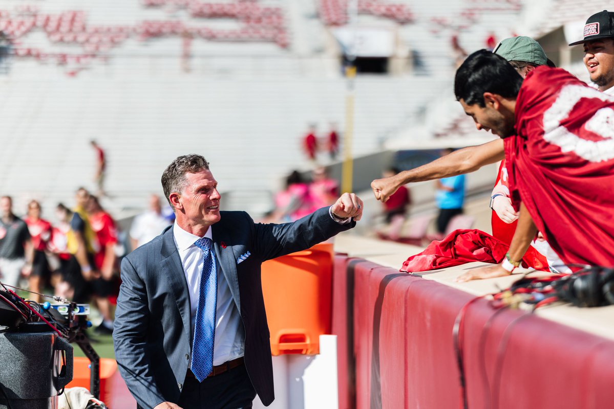 UofOklahoma's tweet photo. Back at the Palace. ☝️ https://t.co/BzyVz2qYY6