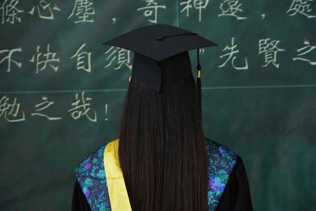 deuleigseu's tweet photo. Final walk across the stage done, tassel flipped, and 4 years of late-night essays, campus laughs, and bad cafeteria coffee officially in the rearview. Next stop: whatever comes next—here’s to growing, not up. #Graduation2024， https://t.co/ohQTytcUWp