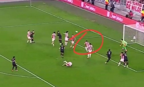 frabigol's tweet photo. Jajajaj MARTINEZ QUARTA SE AGACHA CUANDO VE VENIR LA PELOTA

BASTA DE ESTE TIPO EN RIVER
VIVE SALIENDO DE JODA
SE HACE ECHAR SIEMPRE 
NOS VIVE ARRUINANDO LA VIDA
DENLE UN VOLEO EN EL ORTO https://t.co/Y8Mhy9GOaC