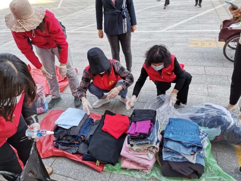 zmanpower7's tweet photo. Just spent the morning sorting and handing out winter warm clothes with local volunteers—seeing the smiles on kids’ faces makes every minute worth it. Small acts, big warmth. #VolunteerForGood， https://t.co/0EGuVZ9Bz4