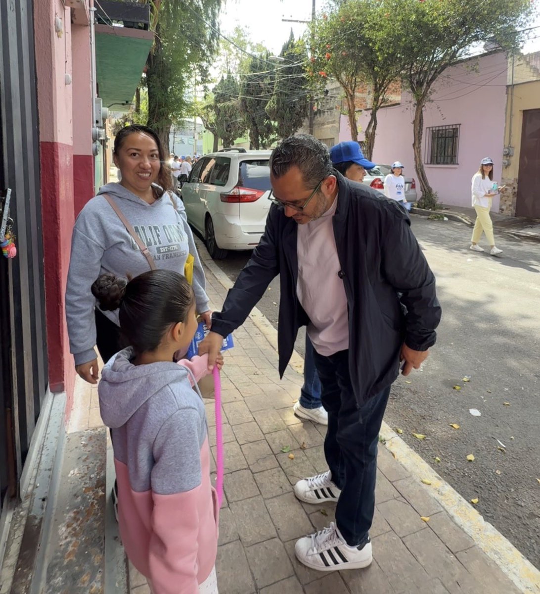 jorgerealsanchz's tweet photo. En Miguel Hidalgo seguimos en la calle, escuchando a los vecinos y poniendo sobre la mesa lo que más les preocupa.

La seguridad no puede ser un tema secundario. Las familias quieren vivir tranquilas y sentirse seguras en su propia colonia.

#PAN #FamiliaSíNarcoGobiernoNo https://t.co/Q7sohSAebj