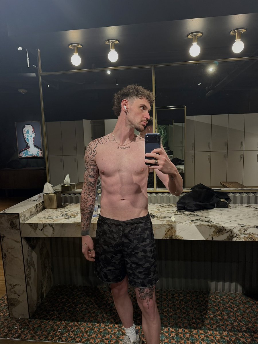 kingjxce's tweet photo. ✔️ https://t.co/CfPKfQSqel