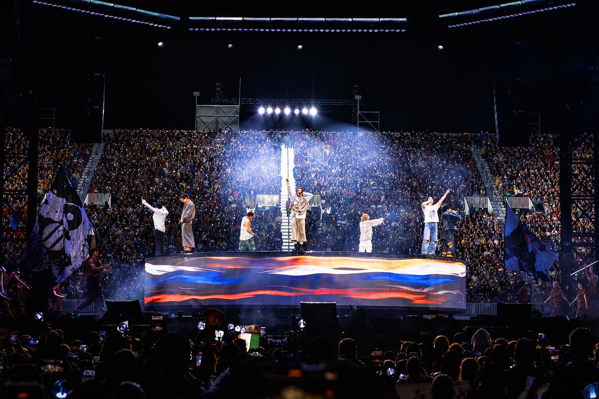 btsarmycol_'s tweet photo. 💜 ¿SABÍAS QUE BOGOTÁ ES LA CIUDAD MÁS ALTA DEL BTS WORLD TOUR ‘ARIRANG’? 🇨🇴⛰️

Hay un dato que probablemente muchos ARMY internacionales están descubriendo mientras preparan su viaje a Colombia:

BTS llegará a la ciudad ubicada a mayor altitud de toda su gira. 👀

📍 Bogotá está a aproximadamente 2.640 metros sobre el nivel del mar.

Para ponerlo en perspectiva: Ciudad de México, que también hace parte del tour y es conocida por su gran altitud, está alrededor de los 2.240 metros.

Eso significa que Bogotá está aproximadamente 400 metros más arriba. 😳

Para quienes vivimos aquí, esos 2.640 metros hacen parte de nuestra cotidianidad. Pero para quienes llegan desde ciudades mucho más cercanas al nivel del mar, el cuerpo puede notar bastante la diferencia.

¿Por qué?

A mayor altitud, la presión atmosférica es menor y hay menos oxígeno disponible en cada respiración. El organismo necesita un tiempo para adaptarse a estas condiciones.

Por eso, algunas personas que llegan por primera vez pueden experimentar dolor de cabeza, cansancio, mareo, náuseas o sentir que se agitan más fácilmente, especialmente al realizar actividad física.

A esto se le conoce comúnmente como soroche o mal de altura.

💜 Entonces, ARMY, ¿qué podemos hacer?

Si vienes a Bogotá para el concierto y no estás acostumbrado a esta altitud, lo mejor es darle un poco de tiempo a tu cuerpo para adaptarse:

💧 Mantente bien hidratado.
😴 Procura descansar al llegar.
🏃‍♀️ Evita actividades físicas muy exigentes durante las primeras horas.
🍺 Evita el alcohol mientras tu cuerpo se adapta.
🍽️ Come normalmente y no llegues al concierto sin alimentarte.

Y algo muy importante: no todas las personas reaccionan igual a la altura. Algunas pueden sentirla muchísimo y otras prácticamente no notar la diferencia.

💜 ¿Y BTS?

No conocemos públicamente qué preparación específica tendrá el grupo para su llegada a Bogotá, así que no sería correcto afirmar qué medidas está tomando su equipo.

Pero sí hay algo que hace particularmente interesante esta parada:

Un concierto de BTS implica cantar, bailar, desplazarse por el escenario y mantener un espectáculo físicamente exigente durante varias horas. Hacer todo eso a 2.640 metros puede sentirse diferente para un cuerpo que todavía no está completamente aclimatado.

Por eso, la altura de Bogotá es un factor que puede tenerse en cuenta dentro de la preparación de una presentación de este nivel.

Y ahora sí, ARMY…

🇨🇴💜 BTS no solo viene a Colombia.

Viene a presentarse en la ciudad ubicada a mayor altitud de toda la gira oficialmente anunciada hasta ahora.

2.640 metros sobre el nivel del mar.
Un escenario en El Campín.
Y miles de ARMY esperando cantar a todo pulmón.

Bogotá está lista para recibirlos. 💜🇨🇴
