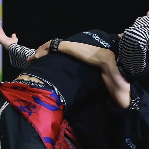 firescabe's tweet photo. fckkk dh's waist always fits perfectly into sy's arms no matter how he holds him https://t.co/ULs4efW7g2