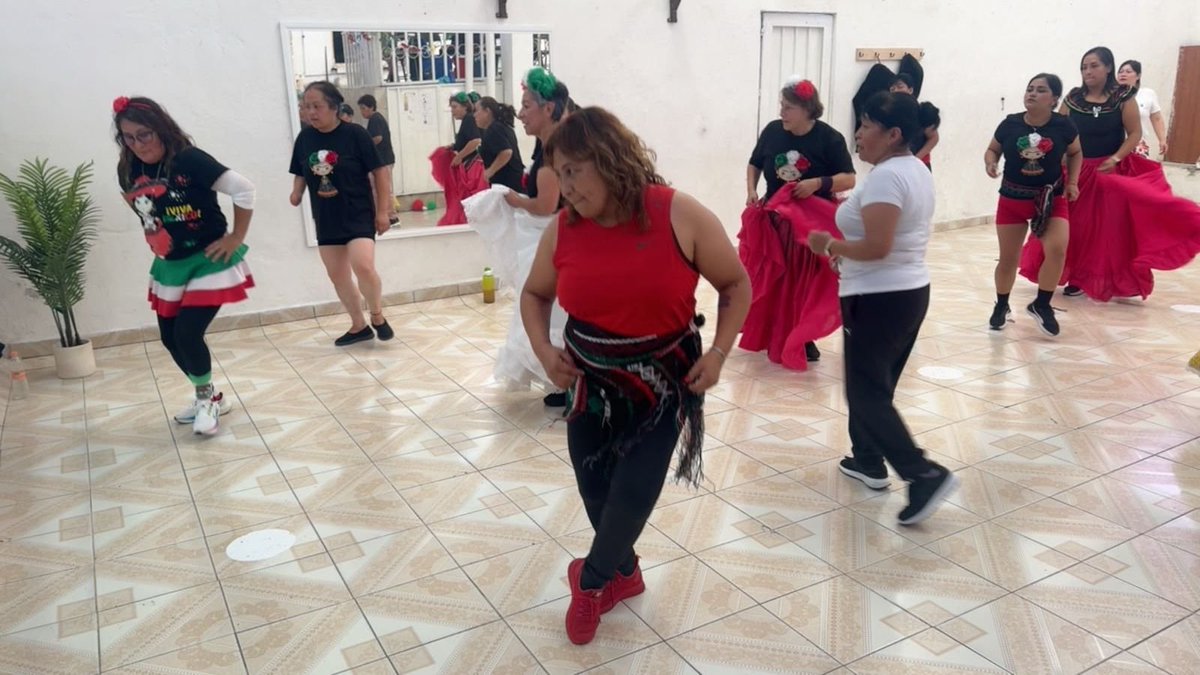 sbrsusana's tweet photo. En el Estudio Estrellita, Calzada de Guadalupe, Naucalpan, Edo. de Mex., con #ActivaciónRítmica se enciende el #SemáforoDeportivo de la @FAHHdeporte con la profa. Beatriz Vega, voluntaria de la activación física y deporte. Gracias a cada participante por su entusiasmo y alegría. https://t.co/6G7NS2IDZq