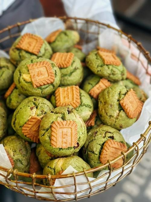 ccnoi1532's tweet photo. Just baked warm chocolate chip cookies! Dropped a bag at Mrs. Li’s next door - nothing beats sweet neighbors making small, happy moments together.， https://t.co/WmORNiXASD
