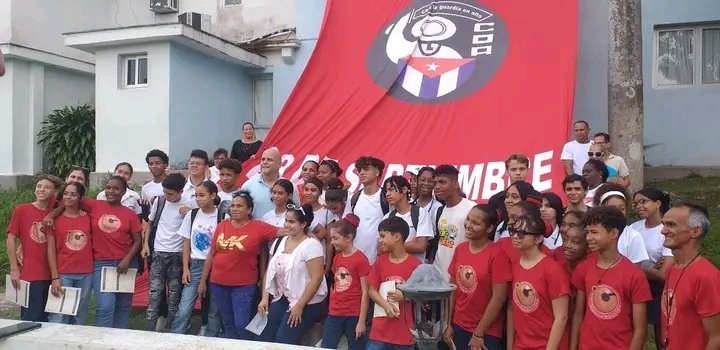 JosandraCDR's tweet photo. Como parte de las actividades en saludo a los #66AñosCDR se desarrolló un emotivo encuentro entre estudiantes de la escuela 28 de Septiembre del municipio Arroyo Naranjo y fundadores de la organización, experiencia y juventud unidas en beneficio de la comunidad.
#CDRCuba
#Cuba https://t.co/5slvxpVkWp