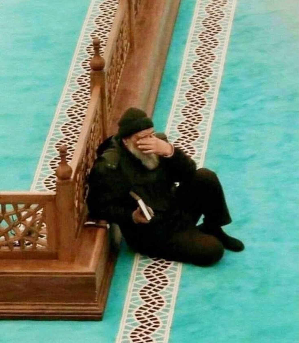 201ultan44000's tweet photo. وأصمتُ حين تؤلمني جراحي
  وأقسى من أنينِ الجُرْحِ صمْتُ
كتمتُ البوْح حتى صرتُ وحدي
  وعند اللهِ حين خلوتُ بُحْتُ https://t.co/K2zSATCd2n