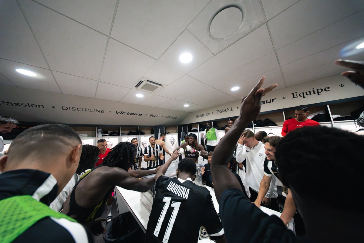 AngersSCO's tweet photo. La joie dans les vestiaires 🙌 https://t.co/CCHgmtmd8k