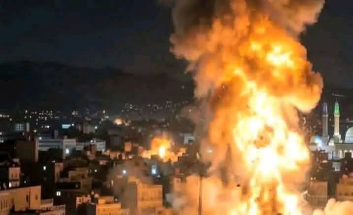Ahmedmosibly's tweet photo. #عاجل  #صنعاء تدمير  غرفة العمليات الحربيه في #صنعاء المحتله  

تم مسحها من على الوجود بما فيها من اجهزه ايرانية حديثة وخرائط وتعليمات وخبراء ايرانيين وقيادات حوثيه أرهابية

الله اكبر ولله الحمد   

 #وحدوا_الصف_الحوثي_عدونا
#الحوثي_يستهدف_مكه https://t.co/YlPAoUk7c4