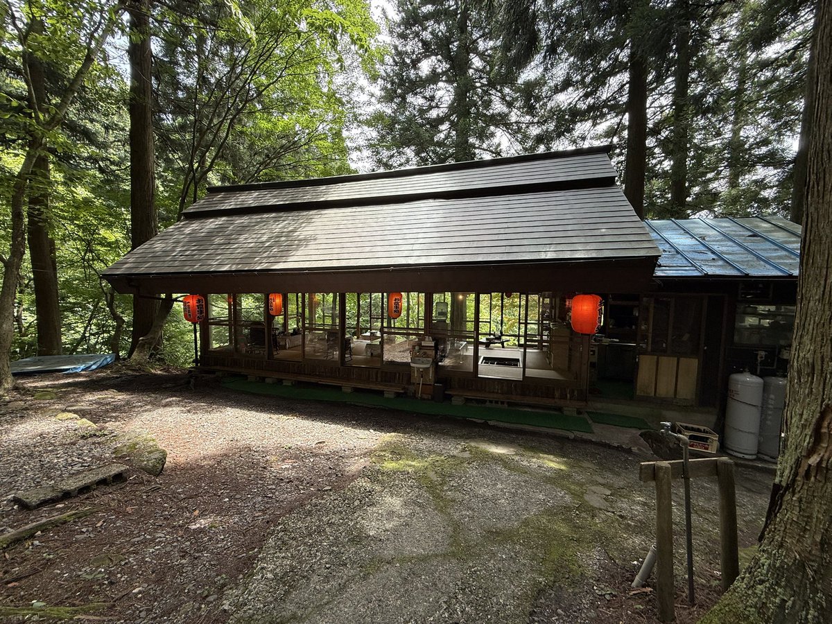 officeBLG21's tweet photo. 夏の暑い盛りに訪れた、江府町御机の「しいたけ園 こだち」さん。避暑地のような場所でしたが、取材の時にお店のお母さんが「紅葉の季節もおすすめだよ」と、まさにこれからのドライブや観光にイチオシのお店です。
現在は【要予約】となっていますので、秋の奥大山に出かける際はぜひ事前にご予約を！ https://t.co/GXoULgtgEZ