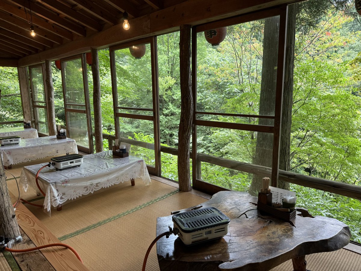 officeBLG21's tweet photo. 夏の暑い盛りに訪れた、江府町御机の「しいたけ園 こだち」さん。避暑地のような場所でしたが、取材の時にお店のお母さんが「紅葉の季節もおすすめだよ」と、まさにこれからのドライブや観光にイチオシのお店です。
現在は【要予約】となっていますので、秋の奥大山に出かける際はぜひ事前にご予約を！ https://t.co/GXoULgtgEZ