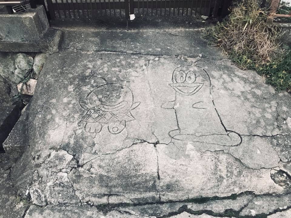 kobekumaemon's tweet photo. その近所のお宅の玄関先にある
素敵なオバＱ

おそらくこのお宅の方がお子さんや通学の子たちを楽しまそうと描いたと思うんです。
その影響もあるかもとか考えながら散歩するのが好きです。

「あったか遺産」と呼んでいます。

以前まとめた
鈴蘭台のあったか遺産
Q1とQ2です。 https://t.co/sJgyDbi7ns