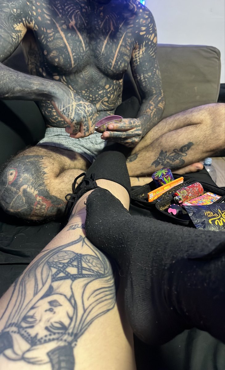 Goddessniix_'s tweet photo. Aos meus pés e bolando meu baseado que delícia de sábado ✨ https://t.co/CXXLjNsrMp