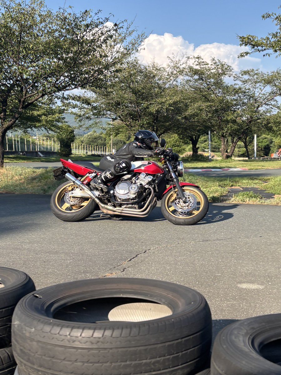min_1142's tweet photo. 新生活の為更新！

名前：min
年齢：27
住み：岡崎
愛車：cb400sf EBL-nc42
好き：旦那、バイク、仲間、
嫌い：マウント、トマト、
一言：最近なかなかバイク乗れてないけど
熱は冷めてない！！バイク一家の長女
膝スリしたい！より上手くなりたい！

オートガレージY チェーン担当 https://t.co/8BighrrHrH
