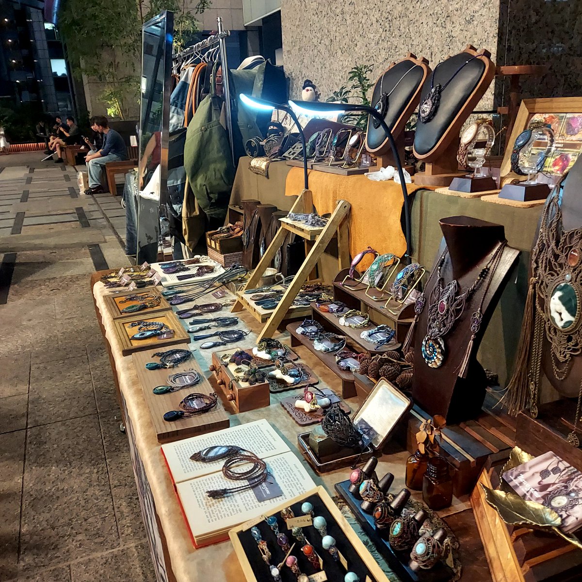 NawoStone's tweet photo. 新宿高島屋クリエーターズマーケット初日、無事終了‼️
一日中たくさんのお客様で賑わいました🎶
作品をじっくり見てくださった方、お迎えくださった方、どうもありがとうございました‼️

本日も予定通り10:30開始❗
台風に負けず元気に頑張りますので、無理のない範囲で、是非、遊びに来てね😃 https://t.co/59O61Jcjfy