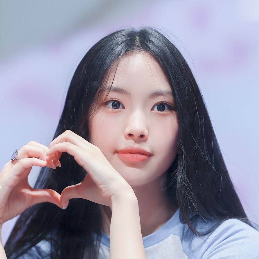 haerinlune's tweet photo. Does anyone remember when people tried to say 14 year old Hyein bullied 28 year old Sakura😭 https://t.co/sp49M50DkU