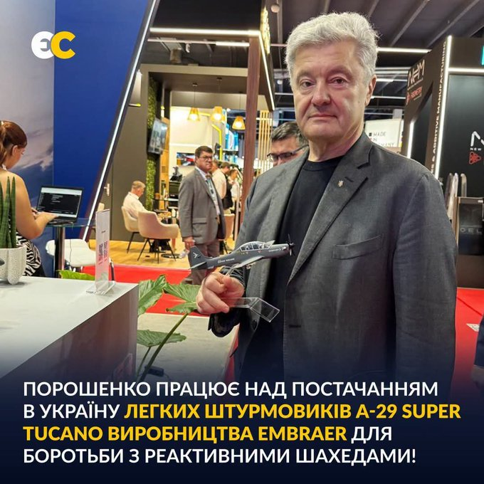 FpfpDBcvSrP8yZQ's tweet photo. Порошенко  у Польщі на виставці озброєнь  домовився про поставку 24 літаків Super Tucano бразильської компанії Embraer Україні. 
Інформація була передана міністру оборони Хмарі на його зустрічі з фракцією ЄС...
- 1 літак Super Tucano коштує  15 мл.дол.
-1 ракета Patriot  5 мл.дол https://t.co/nHt7C0v2DR