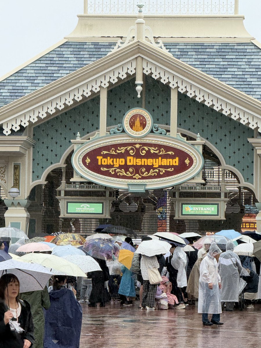 buchimarumaru's tweet photo. 雨の日ディズニーや https://t.co/0aFrctNHtz