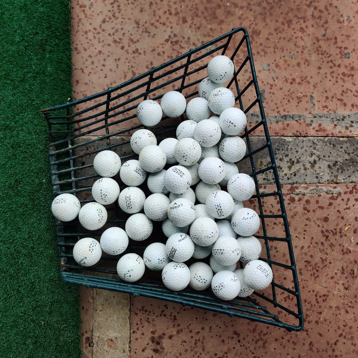 Edwiin0923's tweet photo. Through the parent bulletin, I found a driver by the red mural. We lined up Sunday windows near the neighborhood kiosk under autumn coolness, and we clicked quickly. #GolfSocial #FoursomeLife https://t.co/ffxAm1INMT