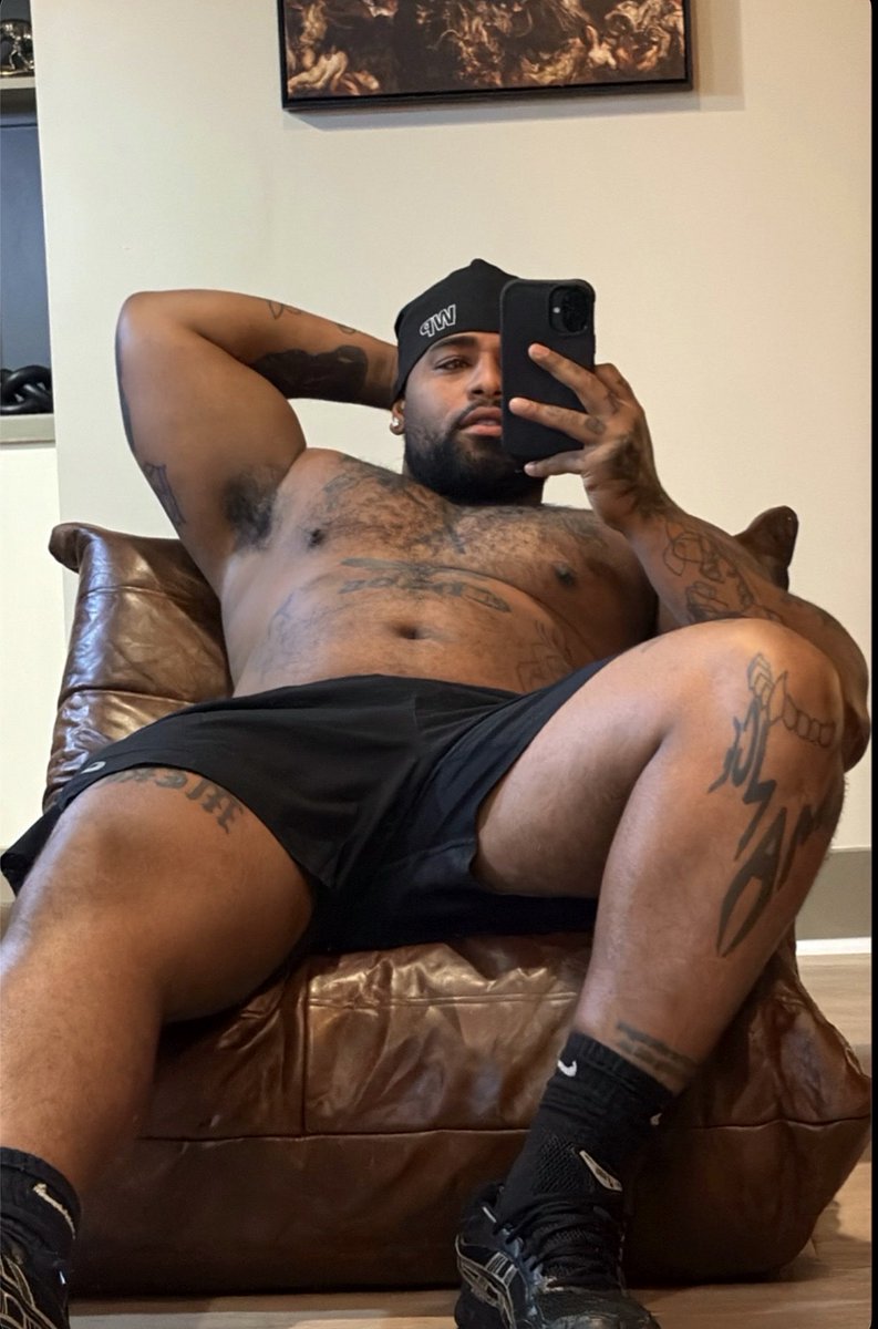 ___Terrance___'s tweet photo. The 6ft Teddy Bear https://t.co/VDI1mJBiKl