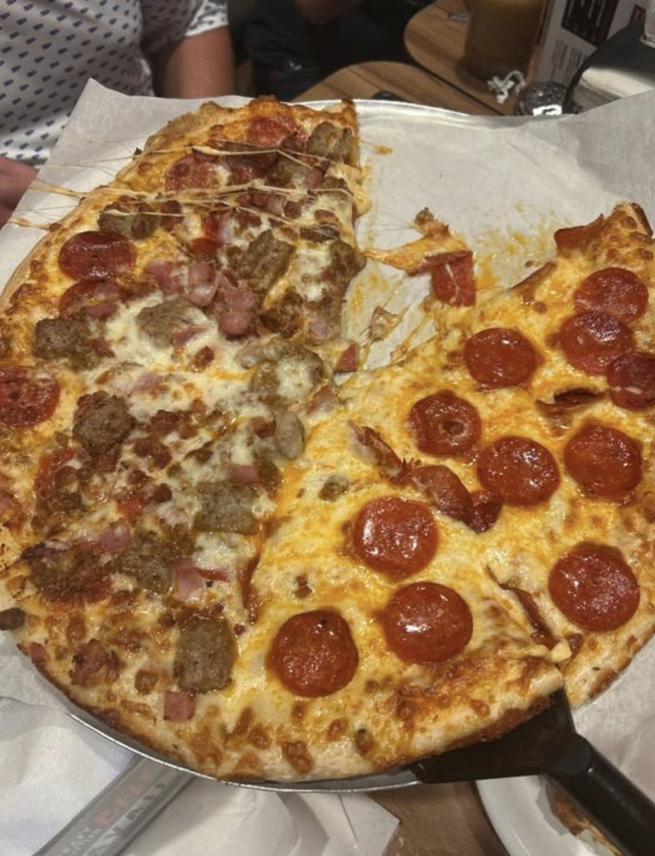 HungryAI_App's tweet photo. left or right 😋 https://t.co/UsOXEx7zgm