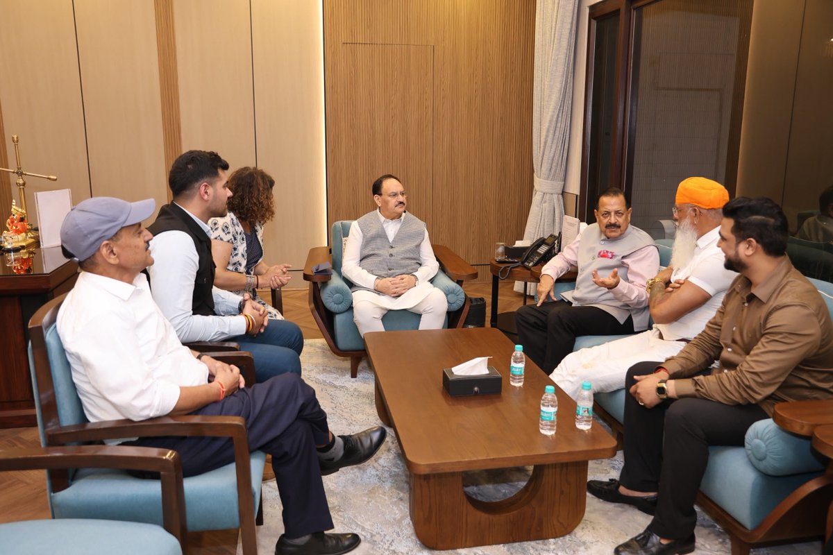 IAMRAJSHEKHAWAT's tweet photo. संगे शक्ति कलियुगे।
सवर्ण एकता जिंदाबाद।
हम सब एक हैं।
साथियों, UGC रोलबैक सवर्ण महापंचायत की घोषणा से लेकर आज तक हम सभी ने लगातार एकजुट होकर जो प्रयास किए, उसका परिणाम आज हमारे सामने है।
हमारे निरंतर प्रयासों के चलते केंद्र सरकार की ओर से वार्ता का प्रस्ताव रखा गया है। यह हम सभी के सामूहिक प्रयासों की महत्वपूर्ण उपलब्धि है।
केंद्र सरकार के वरिष्ठ मंत्रियों एवं प्रतिनिधियों श्री जे पी नड्डा जी, केंद्रीय स्वास्थ्य मंत्री एवं श्री जितेंद्र सिंह जी, राज्य मंत्री पी एम ओ के साथ हमारे प्रतिनिधिमंडल डॉ. राज शेखावत जी, Ex. BSF, संस्थापक एवं राष्ट्रीय अध्यक्ष, क्षत्रिय करणी सेना, डॉ. शुभांशु सिंह राजपूत, राष्ट्रीय अध्यक्ष, समृद्ध सनातन संघ, श्री आर. के. सिंह जी, आई टी सेल अध्यक्ष, अखिल भारतीय क्षत्रिय महासभा, एडवोकेट डॉ. संगीता सिंह जी, राष्ट्रीय अध्यक्ष (महिला प्रकोष्ठ), क्षत्रिय करणी सेना तथा एडवोकेट हिमांशु शर्मा जी, कानूनी सलाहकार, सवर्ण महापंचायत समिति के द्वारा कई दौर की वार्ता में UGC Regulation 2026 की विभिन्न विसंगतियों पर विस्तार से चर्चा हुई। वार्ता के दौरान सरकार की ओर से इन विषयों पर गंभीरता से विचार करने और विस्तृत अध्ययन करने की बात कही गई है।
सरकार की ओर से इन सभी विषयों पर तीन सप्ताह का समय मांगा गया है, ताकि सभी बिंदुओं का तर्कसंगत एवं विस्तृत अध्ययन किया जा सके। इसके पश्चात सरकार और हमारे प्रतिनिधिमंडल के बीच पुनः वार्ता होगी।
यह हम सभी की एकजुटता और लोकतांत्रिक प्रयासों की उपलब्धि है। आप सभी को इस उपलब्धि के लिए हार्दिक बधाई।
इसी क्रम में आप सभी को सूचित करना है कि आज आयोजित होने वाली UGC रोलबैक सवर्ण महापंचायत को अगली सूचना तक स्थगित किया जाता है।
हमारी जिन प्रमुख मांगों को लेकर यह महापंचायत प्रस्तावित थी, उन सभी विषयों पर सरकार के साथ वार्ता प्रारंभ हो चुकी है और सरकार ने इसे गंभीरता से लिया है।
हम आशा करते हैं कि आगामी वार्ता में इन सभी विसंगतियों के समाधान की दिशा में ठोस एवं सकारात्मक निर्णय सामने आएगा।
एकता हमारी शक्ति है।
सवर्ण एकता जिंदाबाद।
संगे शक्ति कलियुगे।
@aajtak @ZeeNews @ndtv @ABPNews @timesofindia @TimesNow @htTweets @BBCBreaking @DainikBhaskar @JagranNews @jpnadda