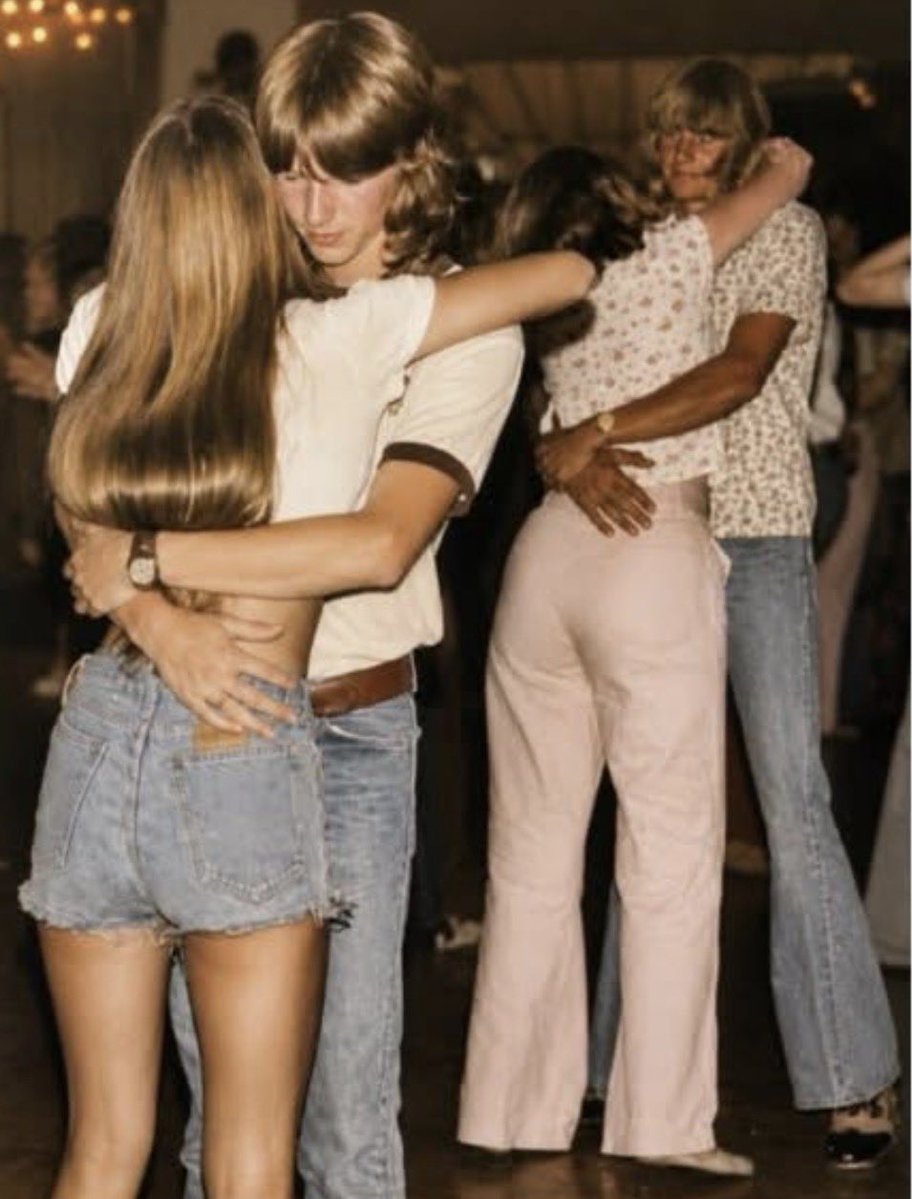 atensnut's tweet photo. What song are they dancing to?

Me:  “How Deep is Your Love” Bee Gees. https://t.co/Nhv7noqXv1