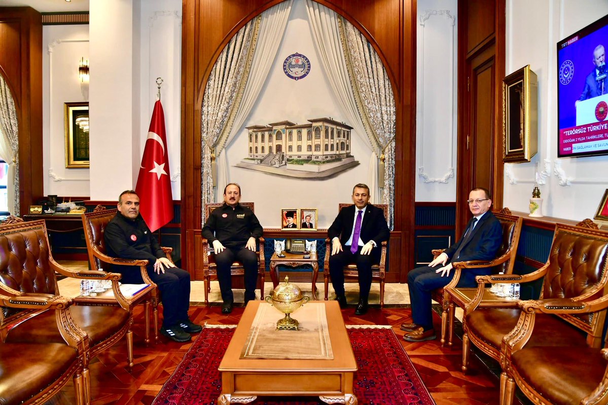 AFADBaskanlik's tweet photo. AFAD Başkanımız Vali Ali Hamza Pehlivan, Trabzon Valisi Tahir Şahin ile bir araya geldi.

Gerçekleştirilen görüşmede, Trabzon İlimizde yoğun yağışların yol açtığı sel ve su taşkınları nedeniyle yaşanan olumsuzlukların bertarafı konusunda yapılan çalışmalar başta olmak üzere İl Risk Azaltma Planları kapsamında AFAD Başkanlığımız ve Trabzon Valiliğimiz koordinasyonunda ilde yürütülen risk azaltma çalışmaları ve ilgili çeşitli hususlarda değerlendirme ve bilgi alışverişinde bulunuldu.

Görüşmeye Trabzon Vali Yardımcısı Dr.Ali Yılmaz ve Trabzon AFAD İl Müdürü Mustafa Hüseyinpaşaoğlu da katıldı.

Sayın Valimize nazik ev sahipliği için teşekkür ederiz.

📍Trabzon  📍Trabzon Valiliği 
AFAD 🇹🇷