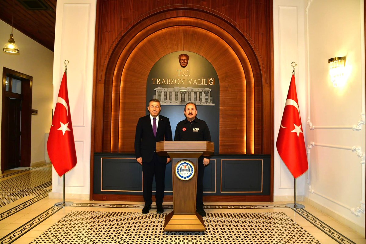 AFADBaskanlik's tweet photo. AFAD Başkanımız Vali Ali Hamza Pehlivan, Trabzon Valisi Tahir Şahin ile bir araya geldi.

Gerçekleştirilen görüşmede, Trabzon İlimizde yoğun yağışların yol açtığı sel ve su taşkınları nedeniyle yaşanan olumsuzlukların bertarafı konusunda yapılan çalışmalar başta olmak üzere İl Risk Azaltma Planları kapsamında AFAD Başkanlığımız ve Trabzon Valiliğimiz koordinasyonunda ilde yürütülen risk azaltma çalışmaları ve ilgili çeşitli hususlarda değerlendirme ve bilgi alışverişinde bulunuldu.

Görüşmeye Trabzon Vali Yardımcısı Dr.Ali Yılmaz ve Trabzon AFAD İl Müdürü Mustafa Hüseyinpaşaoğlu da katıldı.

Sayın Valimize nazik ev sahipliği için teşekkür ederiz.

📍Trabzon  📍Trabzon Valiliği 
AFAD 🇹🇷