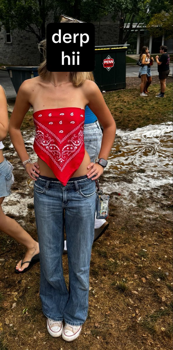 treadmiIIaddict's tweet photo. discovered that i can apparently wear bandanas as shirts Woah /// bc https://t.co/kzxYAet5ww