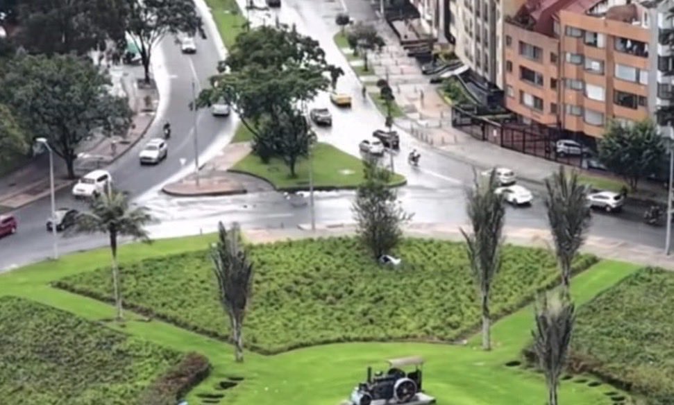 bitersenador's tweet photo. Compañeros, mañana empiezan a funcionar los semáforos que la Secretaría de Movilidad instaló en la glorieta de la calle 63 con carrera 50.

La Secretaría dice que mejorarán la seguridad vial y que no aumentarán los tiempos de viaje. Perfecto: entonces midámoslo.

Voy a pedir el estudio técnico y los indicadores del antes y después: tiempos de recorrido, filas, siniestros, lesionados y seguridad para peatones y ciclistas.

Si la medida funciona, los datos lo demostrarán.
Y si termina generando más trancón sin mejorar la seguridad vial, también.

No estoy para oponerme por oponerme, pero tampoco para que se gaste dinero porque si.

Bogotá necesita ingeniería, datos y resultados. No decisiones que no puedan demostrarse con evidencia.

Por la Dignidad de la Movilidad.

@SectorMovilidad
