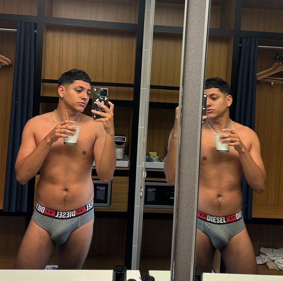 menbodyfanatic's tweet photo. Venezuelan singer La Cruz and his big bulge in Diesel briefs. I'm in love https://t.co/5XtJ0BBq6q