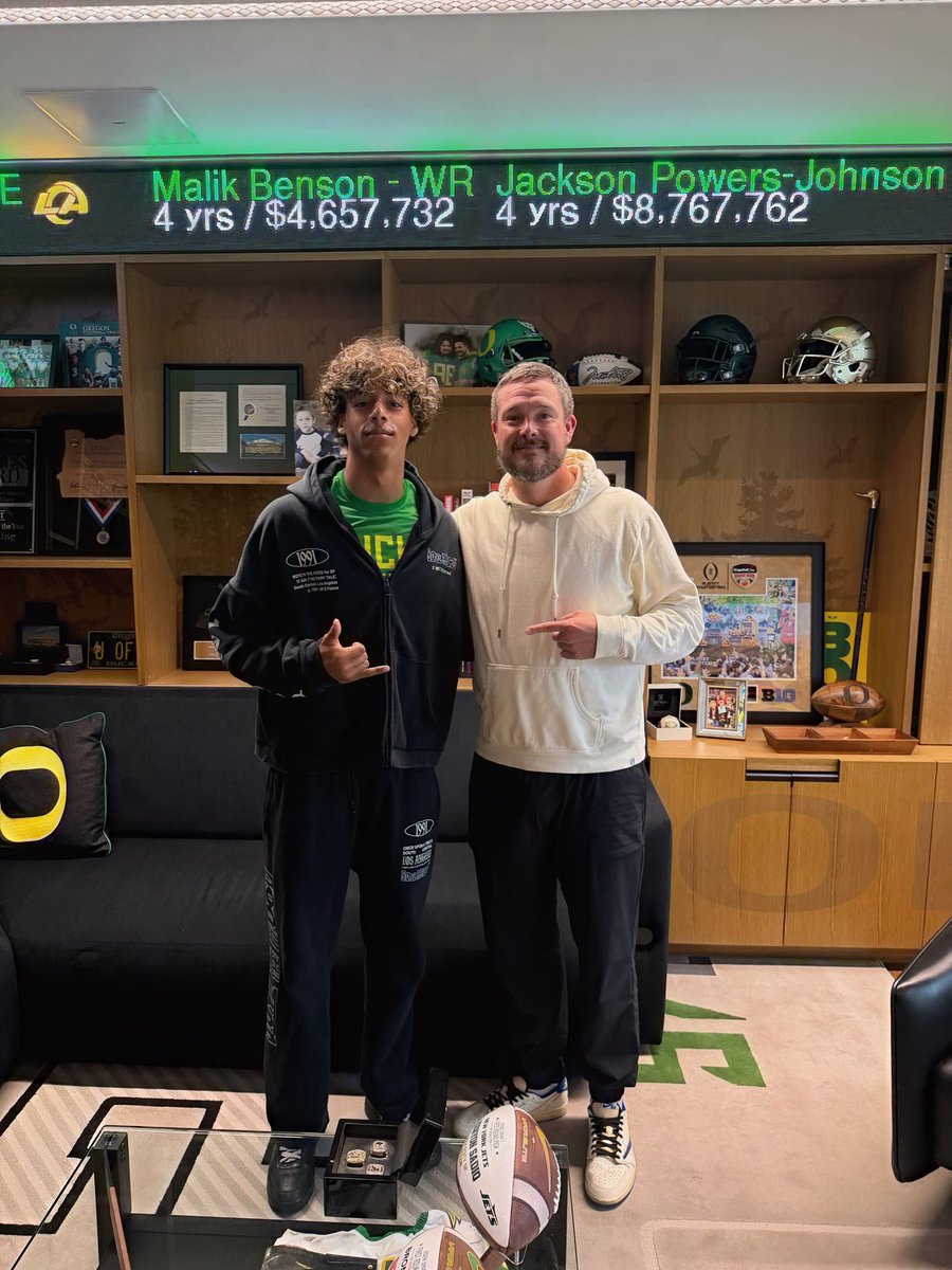 JayceHalasz1's tweet photo. Had a great time stopping by Oregon today!! Love this staff and i’m excited to get back down October 10th!! 🦆

@CoachDanLanning @RossDoug21 @mjrd_04 @nickdimarioUO @WideOutWhisperr @Switz 
@cobysayyah https://t.co/nOSmk4LjLI