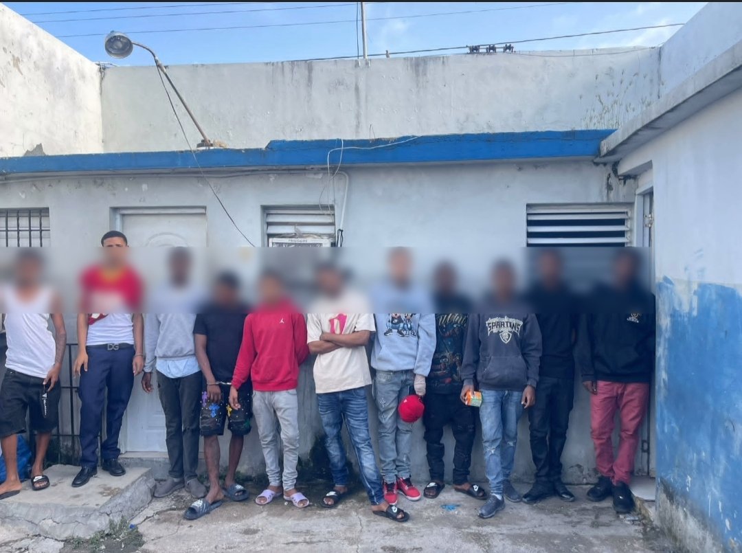 elnuevodiariord's tweet photo. Apresan a ocho presuntos integrantes de la banda delictiva “Los 5.5” en Haina.

Cuatro tienen en su contra órdenes judiciales y tres se entregaron al tener requerimientos pendientes.

#ElNuevoDiarioRD https://t.co/eEK5DCNjA2