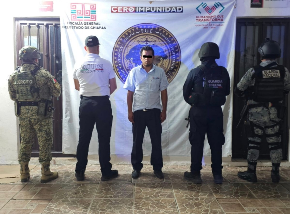 FGEChiapas's tweet photo. FGE y SSP aprehenden a presunto implicado en el delito de robo vehicular

- Por hechos ocurridos en el municipio de Berriozábal
#FGEChiapas #089DenunciaAnónima #911Emergencias
#JusticiaConHumanismo #CeroImpunidad
Para más información📲https://t.co/NO6EpC19J4 https://t.co/90u8zKgYPz