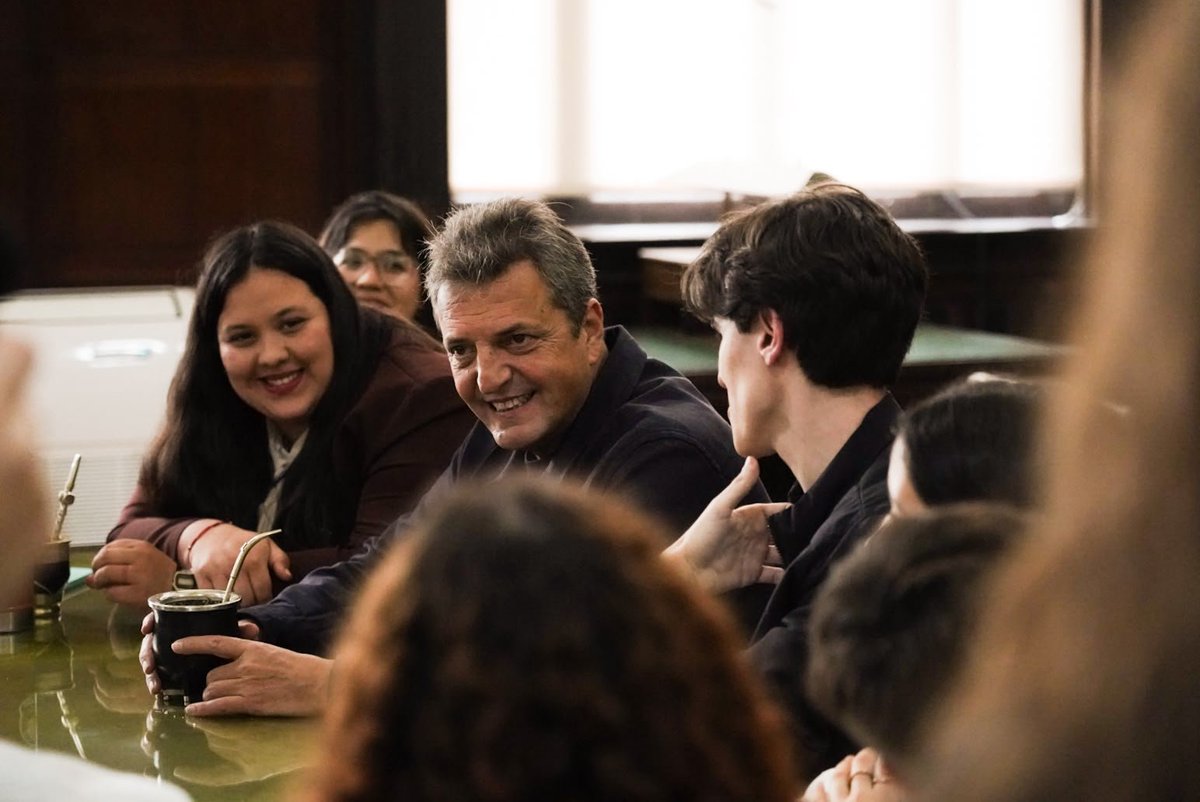 AlexisGuerrera's tweet photo. El futuro llegó hace rato.

En la Facultad de Derecho de la UBA, escuchamos y dialogamos con más de mil jóvenes que forman parte del @FrenteRenovador a lo largo y ancho de la Argentina.

El rol de los pibes es vital para la construcción de una nueva alternativa política que le ponga un freno al modelo de Javier Milei.