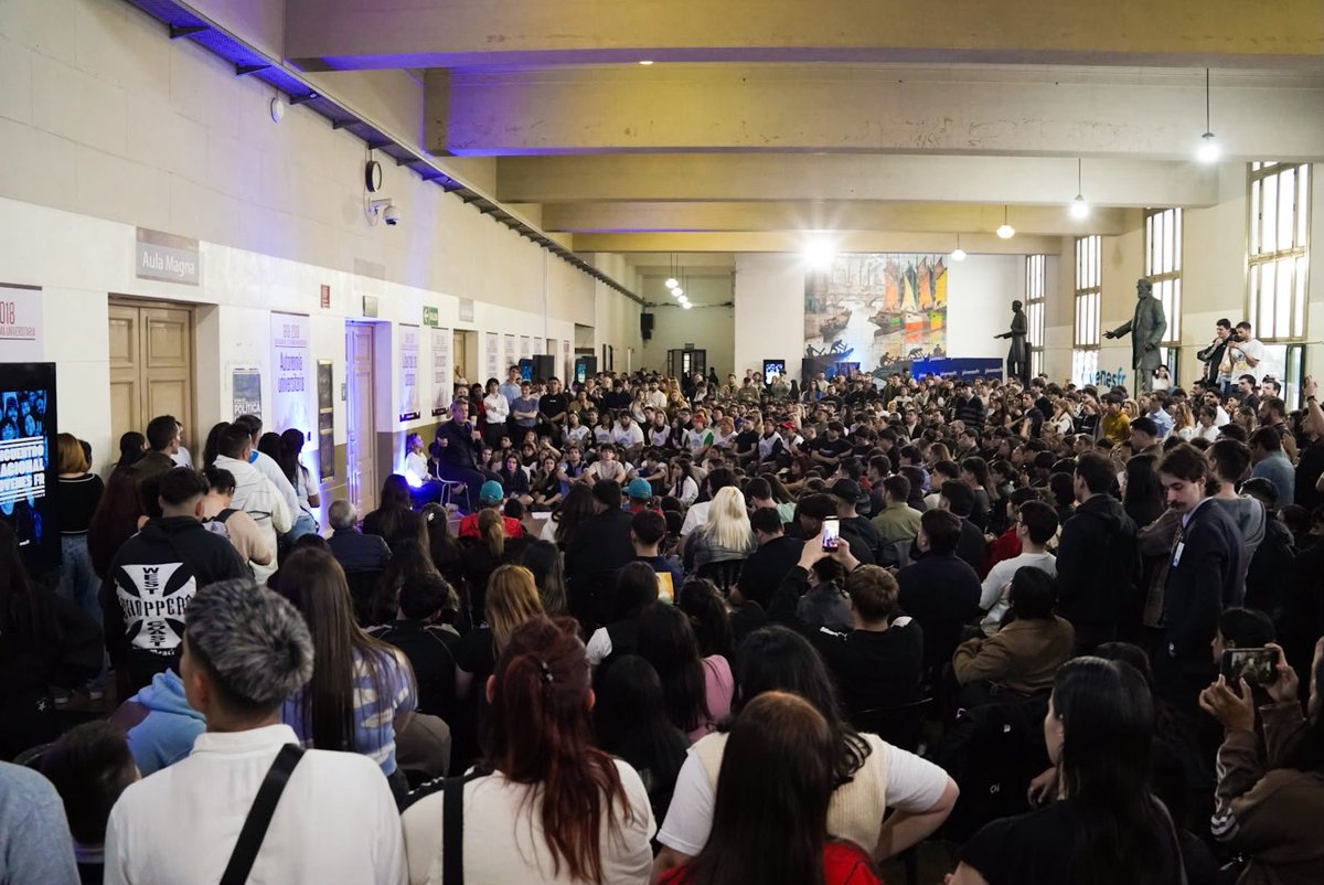 AlexisGuerrera's tweet photo. El futuro llegó hace rato.

En la Facultad de Derecho de la UBA, escuchamos y dialogamos con más de mil jóvenes que forman parte del @FrenteRenovador a lo largo y ancho de la Argentina.

El rol de los pibes es vital para la construcción de una nueva alternativa política que le ponga un freno al modelo de Javier Milei.