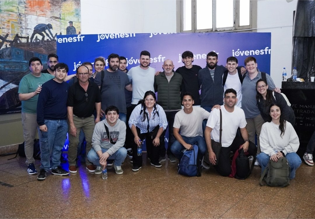 AlexisGuerrera's tweet photo. El futuro llegó hace rato.

En la Facultad de Derecho de la UBA, escuchamos y dialogamos con más de mil jóvenes que forman parte del @FrenteRenovador a lo largo y ancho de la Argentina.

El rol de los pibes es vital para la construcción de una nueva alternativa política que le ponga un freno al modelo de Javier Milei.