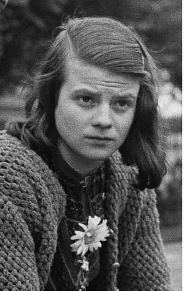 Maria264506501's tweet photo. #HelmuthHubener was 17 when he was #decapitated by the #Nazis for standing up against #FarRight propaganda. #SophieScholl was #beheaded when she was 21 for the same thing. Both were murdered for being #dissidents. It’s a slippery but well trodden slope for #Fascists. #Piddington https://t.co/4dE3bobtgT