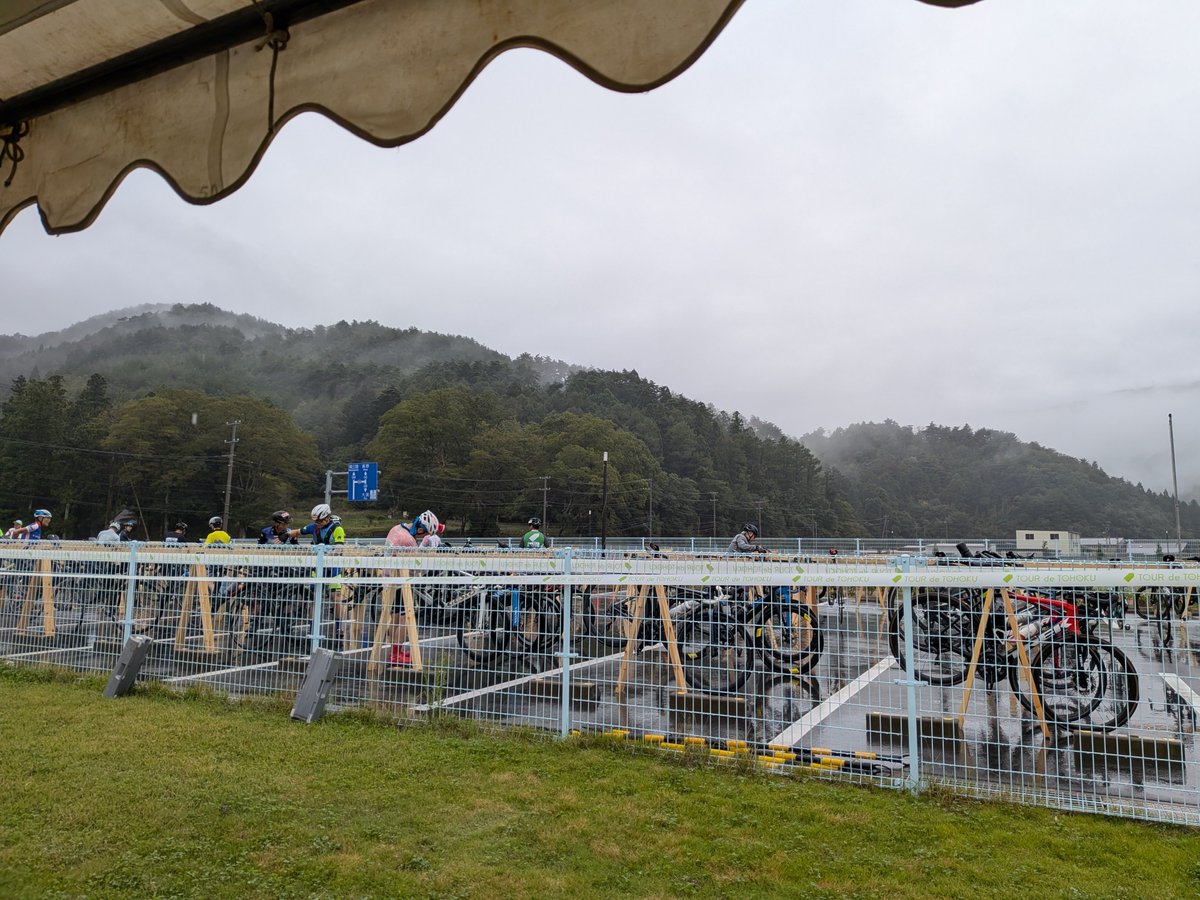 commesso1's tweet photo. 連絡　女川→雄勝間　路面スリッピーです。
下り走行注意でーす。
#ツールド東北 https://t.co/WIYyRECEqr