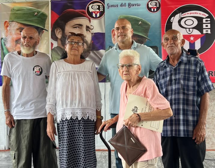 GHNordelo5's tweet photo. Hoy sostuvimos un emotivo encuentro con jóvenes de nuevo ingreso y veteranos fundadores de los #CDRCuba #Cuba #66AñosCDR #MiBarrioPorLaPatria https://t.co/Sr8LwxJ3xX