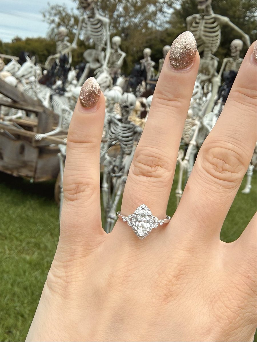 midnightcerial's tweet photo. Got engaged at the skeleton farm today nbd🧡🖤 https://t.co/ONm9Oqucv3